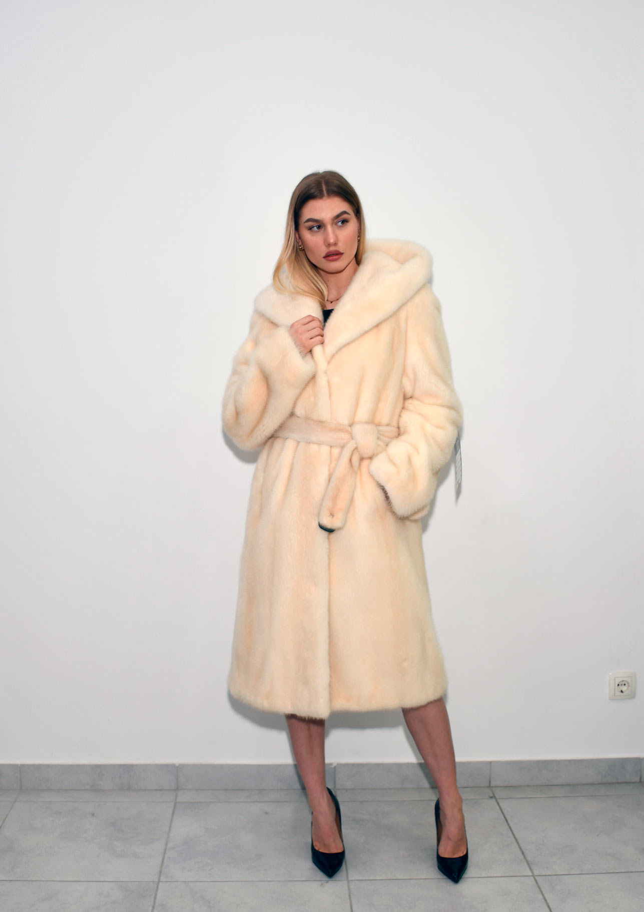 1 Long fur coat Mink 100cm Perla with belt and duble capisone all size 1800e