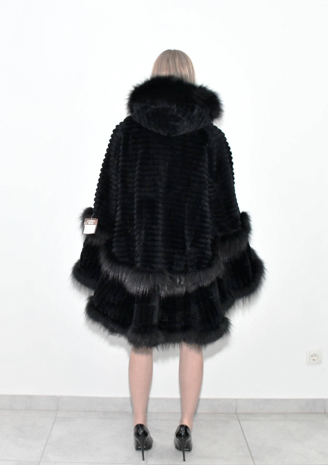 1 Midle fur coat Biber cuted one size Duble capisone Labada model Black 680e