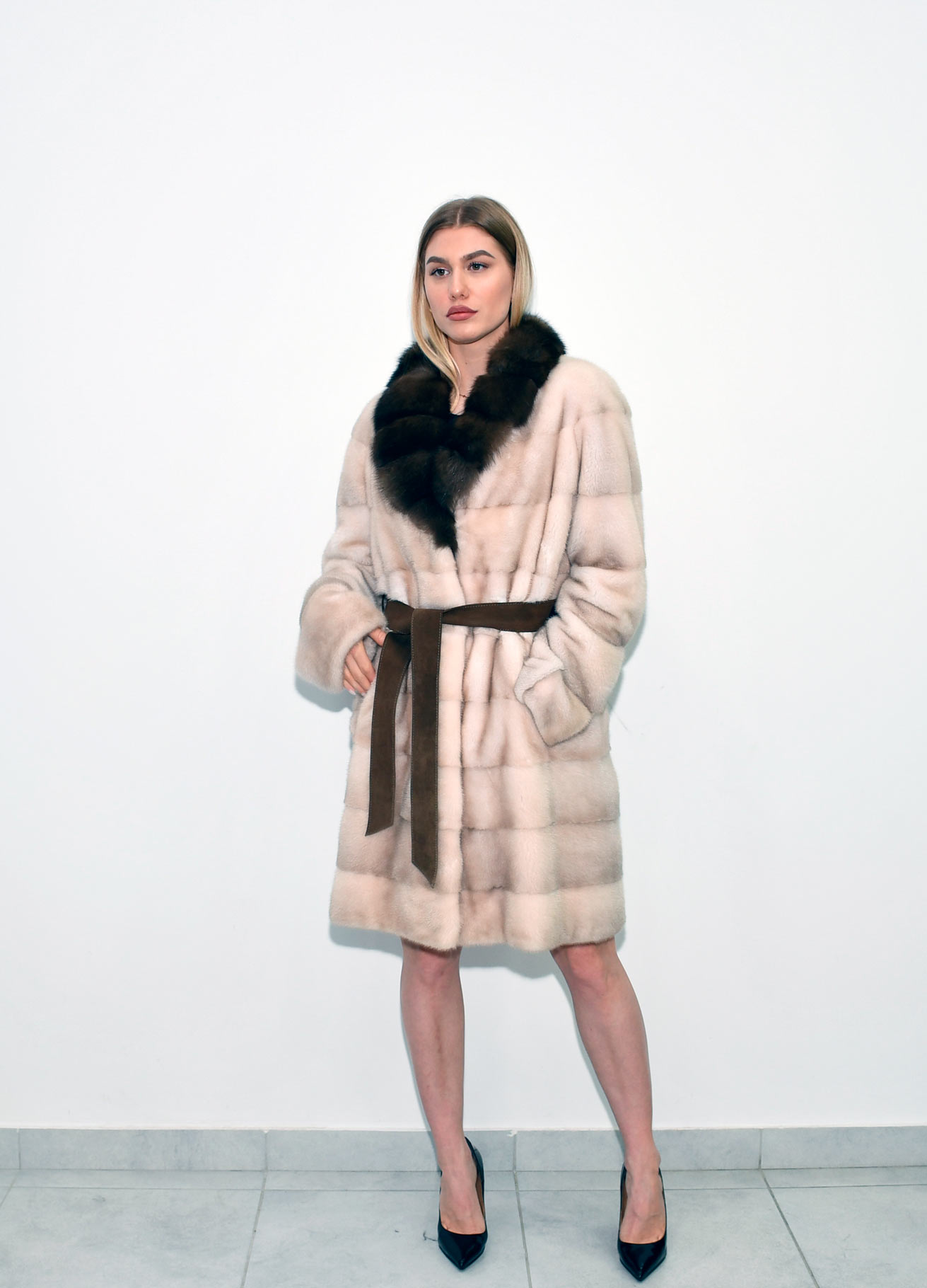 1 Midle fur coat Vizon and Sable collare 90cm all size 1800e