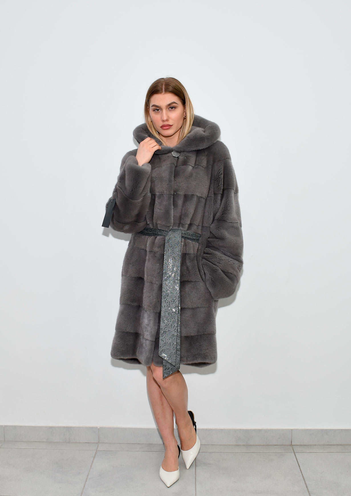 1 Midle fur coat mink Grey 90cm Duble Capisone All size 1800e